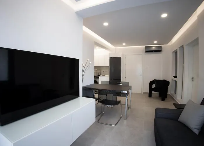 Phaedrus Living: Luxury Mackenzie Flat *