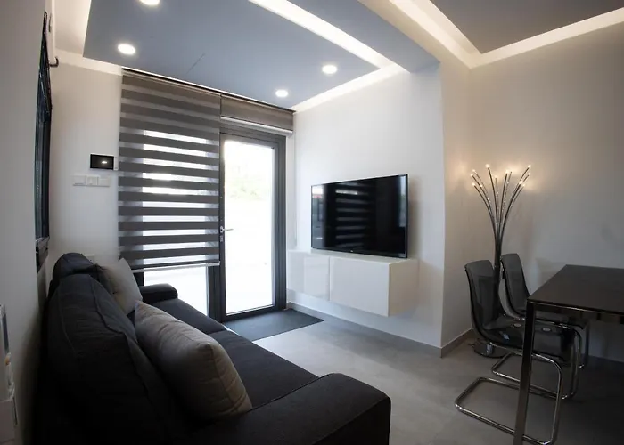 Phaedrus Living: Luxury Mackenzie Flat *